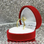 Złoty pierścionek kwadratowy z cyrkonią