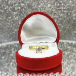 Złoty pierścionek kwadratowy z cyrkonią