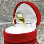 Złoty pierścionek sygnet z dużym kamieniem