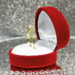 Złoty pierścionek z przeplotem i cyrkonią