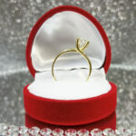 Złoty pierścionek z przeplotem i cyrkonią