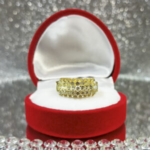 Szeroki złoty pierścionek z białymi cyrkoniami