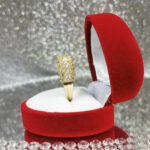 Szeroki złoty pierścionek z białymi cyrkoniami