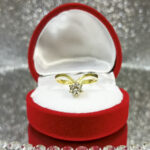 Unikalny złoty pierścionek korona z kamieniem