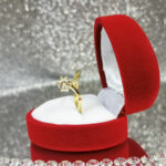 Unikalny złoty pierścionek korona z kamieniem