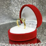 Złoty pierścionek zaręczynowy asymetryczny