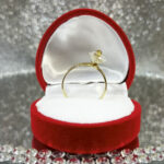 Złoty pierścionek zaręczynowy diamencik