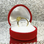 Pierścionek złoty kwiat z kamieniami