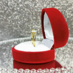 Złoty zaręczynowy pierścionek z kamieniami