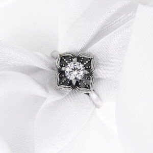 Pierścionek z ażurowym kwiatem