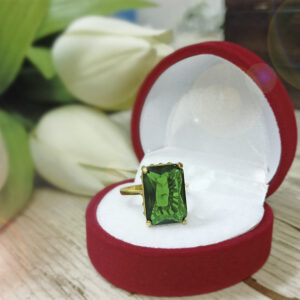 Pierścionek z dużym kamieniem butelkowa zieleń