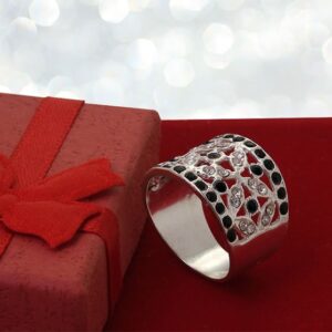 Szeroki ażurowy pierścionek z kamieniami