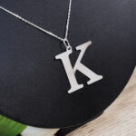 Naszyjnik celebrytka z dużą literą A
