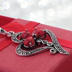 Wisiorek z markazytami i koralami