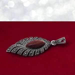 Wisiorek z markazytami i piaskiem pustyni