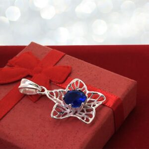 Wisiorek kwiat z szafirową cyrkonią