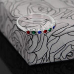 Pierścionek z kolorowymi oczkami