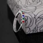 Pierścionek z kolorowymi oczkami