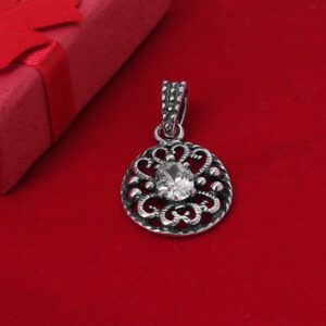 Wisiorek z białą cyrkonią