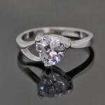 Pierścionek z sercową cyrkonią