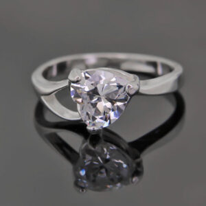 Pierścionek z sercową cyrkonią