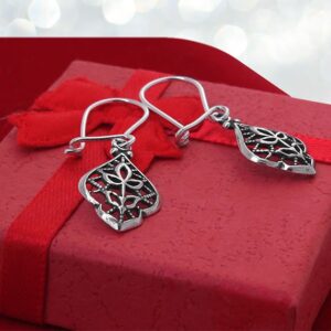 Ażurowe wiszące kolczyki