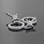 Kolczyki kółka z krzyżykiem clickery białe kamienie