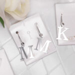 Kolczyki literki zamek angielski litera W