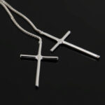 Kolczyki wiszące długie krzyżyki