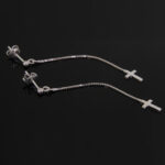 Kolczyki łańcuszki z krzyżykiem