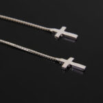 Kolczyki łańcuszki z krzyżykiem