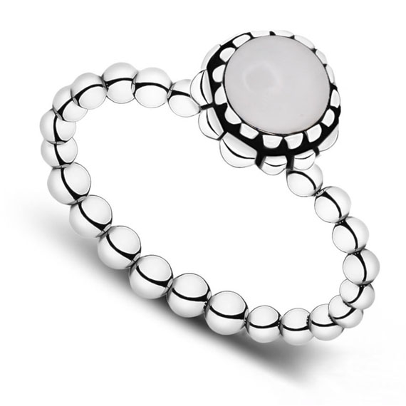 Pierścionek kulkowy z mlecznym kamieniem 1 Pierścionek kulkowy z mlecznym kamieniem