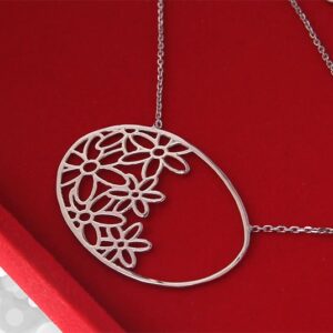 Naszyjnik z kwiecistą ozdobą