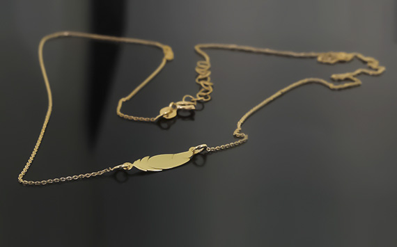 Złoty naszyjnik z piórkiem 333 8k