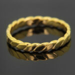 Złocona wąska obrączka paski