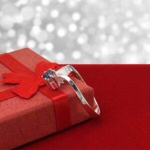 Pierścionek łezka z szafirowym kamieniem