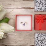 Pierścionek łezka z fioletowym kamieniem