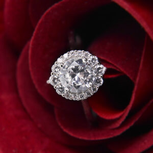 Pierścionek z licznymi cyrkoniami