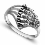 Pierścionek z diamentowanymi zdobieniami