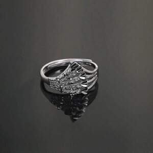 Pierścionek z diamentowanymi zdobieniami