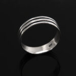 Obrączka z czarnymi paskami