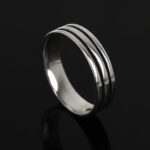 Obrączka z czarnymi paskami