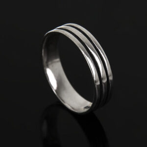 Obrączka z czarnymi paskami