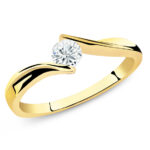 Złoty pierścionek skręcony z cyrkonią