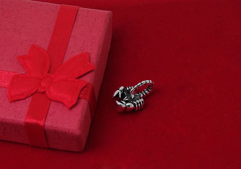 Wisiorek skorpion oksydowany