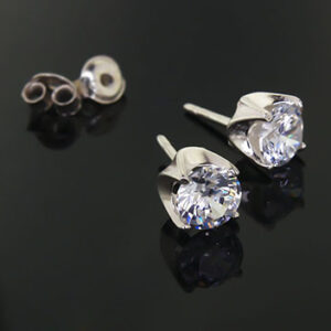 Klasyczne kolczyki z białą cyrkonią 6mm