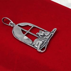 Wisiorek kot na parapecie