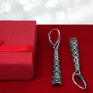 Wiszące kolczyki zdobione kamieniami