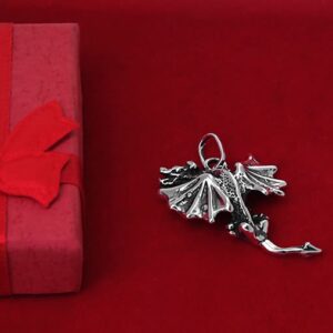 Wisiorek smok z rozłożonymi skrzydłami