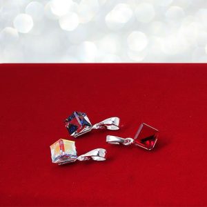 Wisiorek kostka Swarovskiego 6mm niebieski